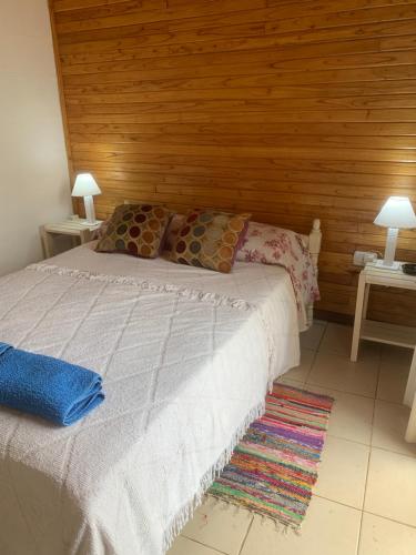 una camera con un letto con due tavoli e due lampade di Frente al Río a Posadas