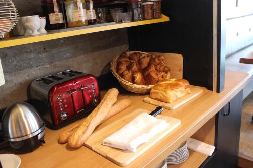 een tafel met brood en een mand brood bij Hotel le Corbusier in Marseille