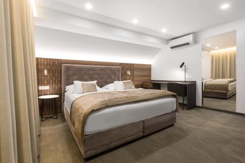 - une chambre avec un grand lit et une chambre d'une superficie de 2 m2 dans l'établissement Garni Hotel Cirman, à Ljubljana