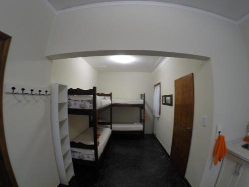 un pasillo con una habitación con literas. en Apartamento San Martin en Salta