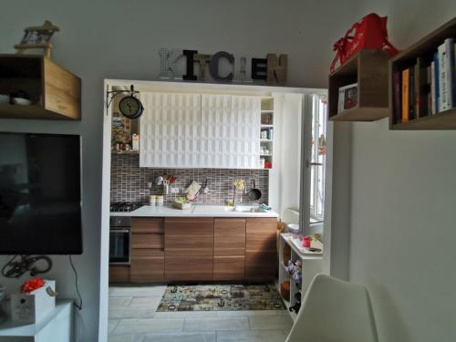 uma pequena cozinha com um lavatório e uma janela em Zenzero e Limone em Pisa