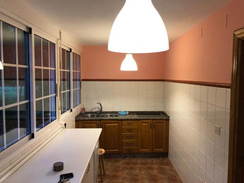 サリアにあるOktheway Casa da Escolaのキッチン(シンク、大型照明付)