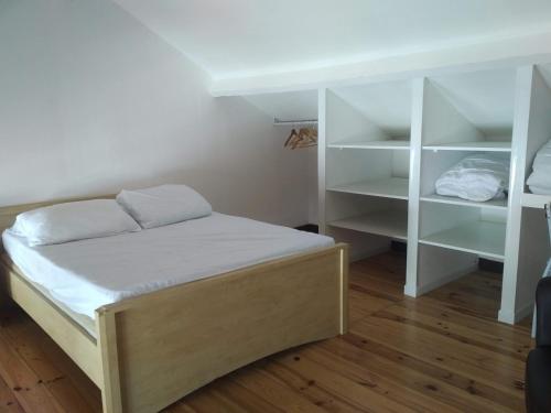 - une petite chambre avec un lit et des étagères dans l'établissement appartement au coeur de Chatelaillon-plage, à Châtelaillon-Plage