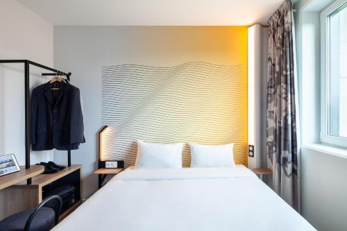 Säng eller sängar i ett rum på B&B HOTEL Compiègne