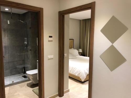 La salle de bains est pourvue d'un lit, d'une douche et de toilettes. dans l'établissement City Center Apartment with Terrace, à Casablanca