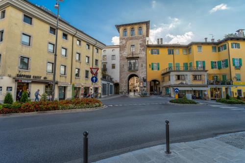 una strada vuota in una città con edifici di Ricasoli Garden Modern Apartments a Udine