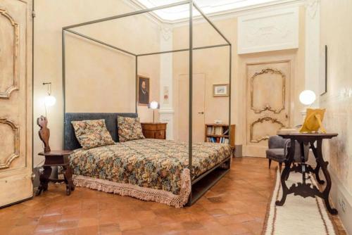 En eller flere senger på et rom på Boutique Apartment Urbino