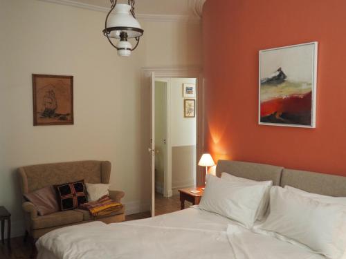 サント・フォワ・ラ・グランドにあるLe Cerisierのベッドルーム1室(ベッド1台、椅子付)