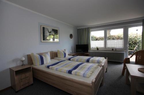 Postel nebo postele na pokoji v ubytování Hotel Garni Haus Dithmarschen