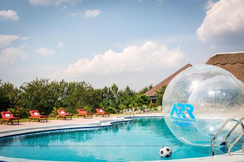 uma bola de futebol numa bola numa piscina em Emburara Farm Lodge em Mbarara