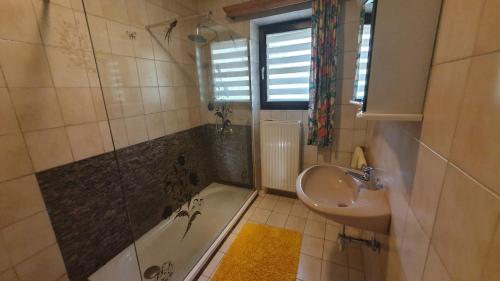 een badkamer met een wastafel, een bad en een wastafel bij Göllblick in Sankt Koloman