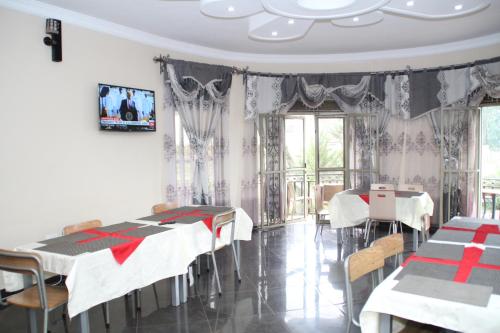 un comedor con mesas y sillas y una ventana en Jowillis Hotel en Kabale
