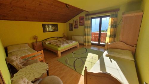 Sankt KolomanにあるGöllblickのベッド2台と窓が備わる小さな客室です。