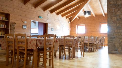 una habitación con una mesa larga y sillas. en Due Parchi B&B, en Vezza d'Oglio