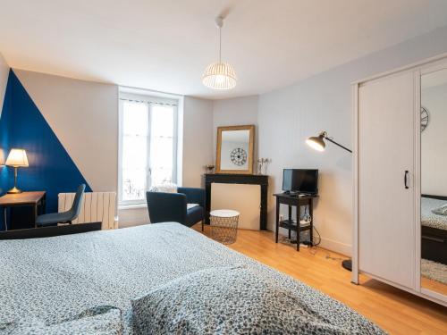 une chambre avec un lit et un salon dans l'établissement Mâcon - Gare - Centre Ville - Parking - Cosy - Wifi, à Mâcon
