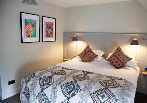 Uma cama ou camas num quarto em The Kings Arms Hotel