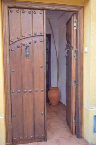 a large wooden locker room with a vase behind it at CASA BLANCAFLOR in Peñaflor