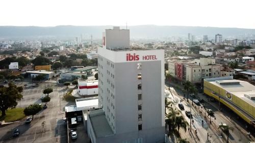 a white building with a las hotel sign on it at ibis Montes Claros Shopping in Montes Claros