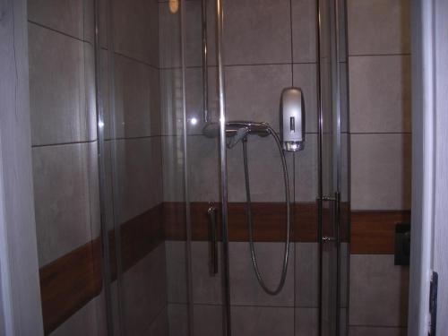 prysznic z głowicą prysznicową w łazience w obiekcie APARTAMENTY CENTRUM PAŁACOWA w mieście Białystok