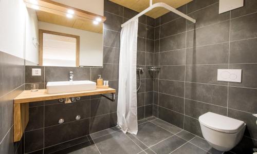 GadmenにあるGadmer Lodge - dein Zuhause in den Bergenの洗面台、トイレ、シャワー付きのバスルーム