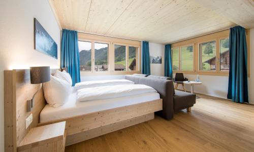 Postel nebo postele na pokoji v ubytování Gadmer Lodge - dein Zuhause in den Bergen