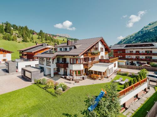 eine Luftansicht eines Hauses mit Hof in der Unterkunft Hotel Garni Sursilva in Lech am Arlberg