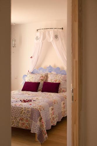 Ένα ή περισσότερα κρεβάτια σε δωμάτιο στο Maison d'hôtes Une hirondelle en Provence