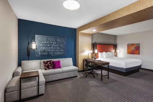 La Quinta by Wyndham Houston East at Sheldon Rd في شانيلفيو: غرفة في الفندق مع سرير ومكتب