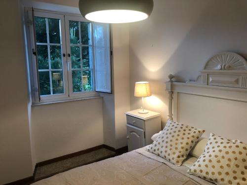 サリアにあるOktheway Casa da Escolaのベッドルーム1室(ランプ付)