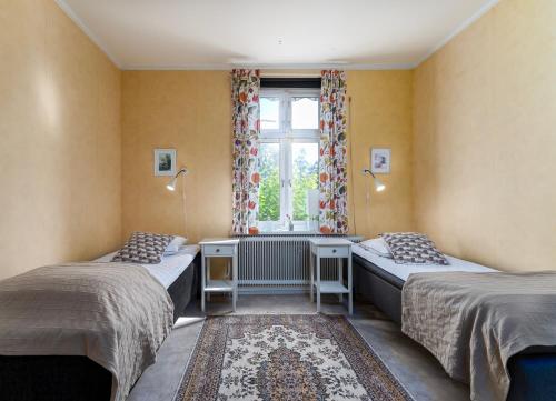 Llit o llits en una habitació de Borrgården Hostel