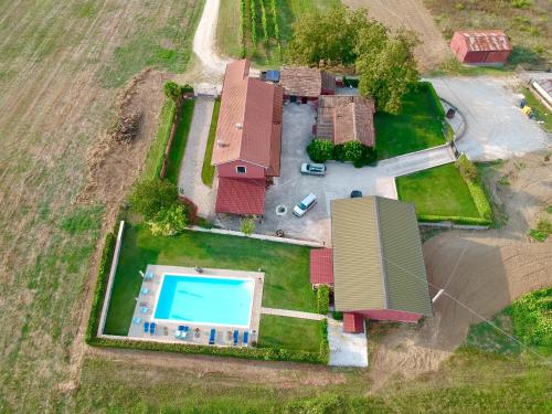 una vista aérea de una casa con piscina en B&B Colle Cucchiara, en Cassino