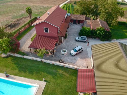 una vista aérea de una casa con un coche en un aparcamiento en B&B Colle Cucchiara, en Cassino