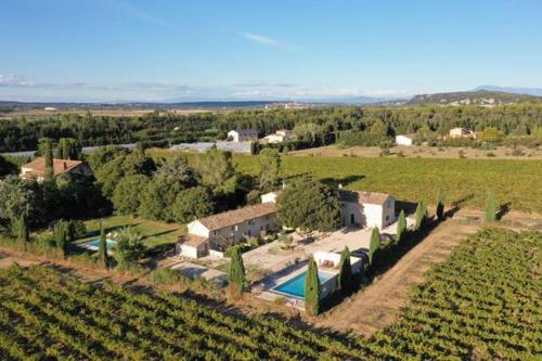 een luchtzicht op een huis in een wijngaard bij Le Mas de la Javone in Saze