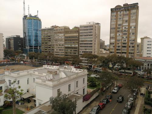 vistas a una ciudad con edificios altos en Hotel Inclan, en Lima