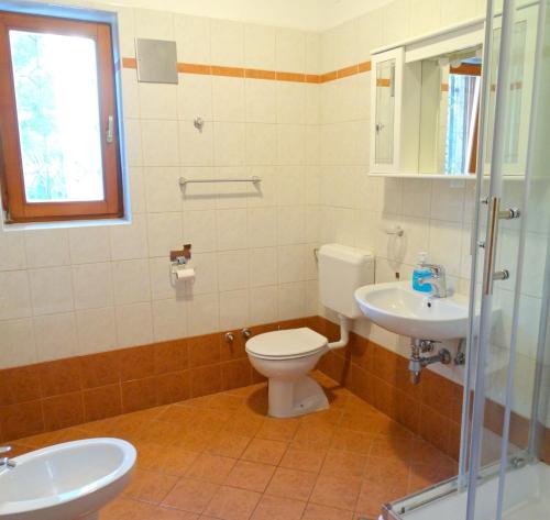 łazienka z toaletą i umywalką w obiekcie Apartments Gašpar w Crikvenicy