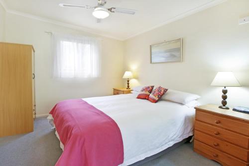 Un pat sau paturi într-o cameră la Otways Tourist Park