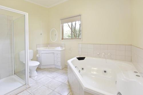 Ett badrum på Otways Tourist Park