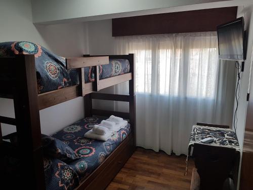 Двухъярусная кровать или двухъярусные кровати в номере Alto Nivel Salta - Departamento
