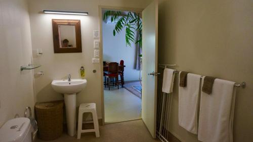 ein Bad mit einem Waschbecken und einem WC in der Unterkunft Wharepuke Subtropical Accommodation in Kerikeri