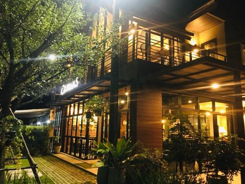 un edificio di notte con luci di Canvas Family Home a Trat