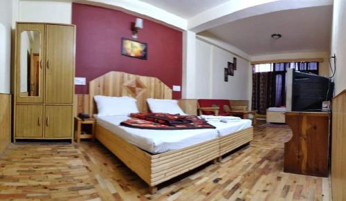 Ein Bett oder Betten in einem Zimmer der Unterkunft Soham's Chateau De Naggar - Manali