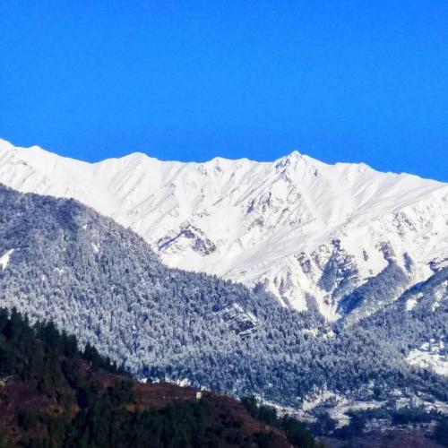 Ein allgemeiner Bergblick oder ein Berglick von des Hotels aus