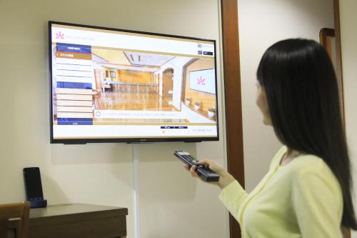 Una televisión o centro de entretenimiento en Maple Inn Makuhari