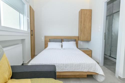 1 dormitorio con cama y sofá en Superior modern apartment in the center with view., en Volos