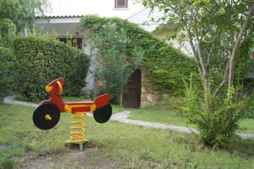 a toy airplane in the yard of a house at Albergo Residenziale Gli Ontani in Cala Liberotto