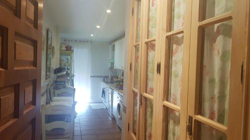 Rosal de la FronteraにあるCASA CON SIERRA Y CON PORTUGALの木製のドア付きのキッチン、コンロ付きのキッチン