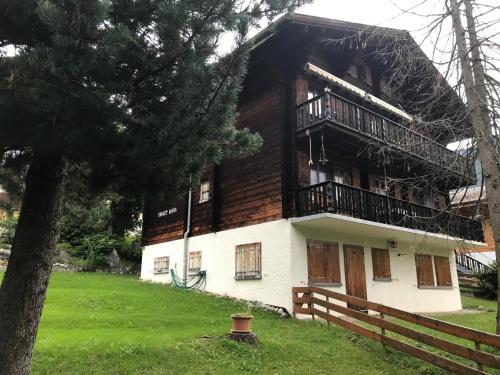 a house with a balcony on the side of it at Mara MA3 in Blatten bei Naters