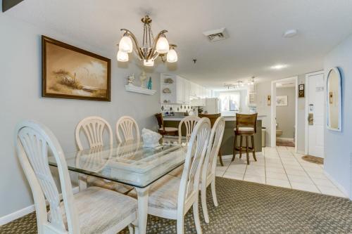 Un comedor con una mesa de cristal y sillas. en 2Br Penthouse in the Ocean Forest Plaza, en Myrtle Beach