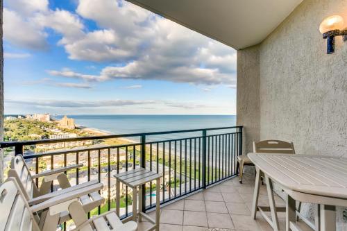 Un balcón con mesa y sillas y vista al mar. en 2Br Penthouse in the Ocean Forest Plaza, en Myrtle Beach