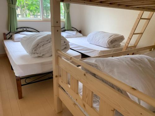 Tempat tidur dalam kamar di Trailside Apartments Niseko